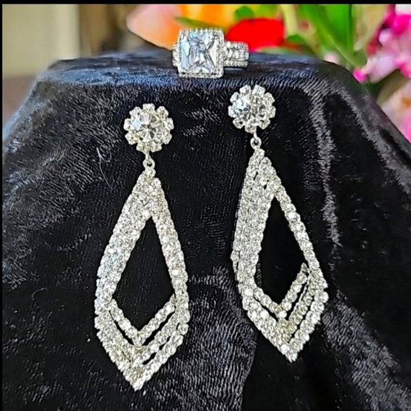 Ladies BEAUTIFUL Rinestone Earrings and a Ring size 6 925 Silver with a cz .... - Picture 3 of 11